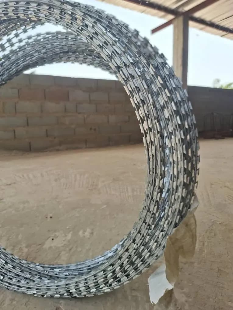 Chantier de fil barbelé à Dakar, photo 7 sur 11