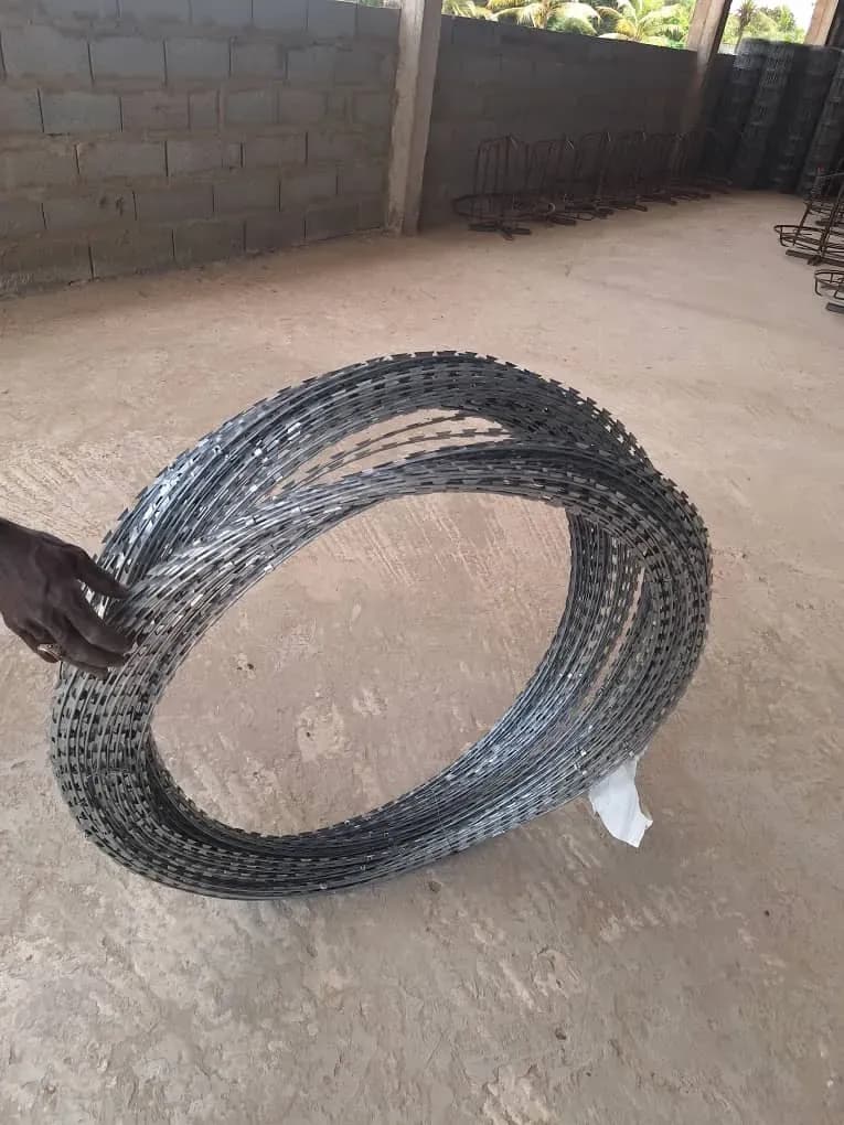 Chantier de fil barbelé à Dakar, photo 8 sur 11