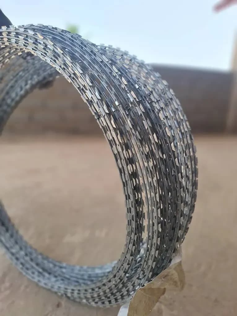 Chantier de fil barbelé à Dakar, photo 6 sur 11