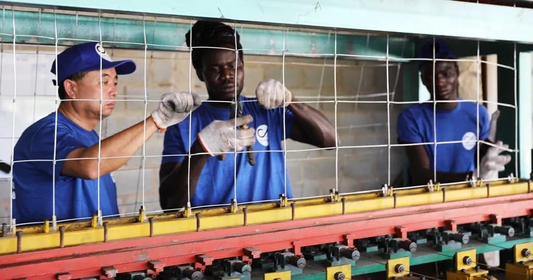 Instalación de malla galvanizada por el equipo de Clôturama