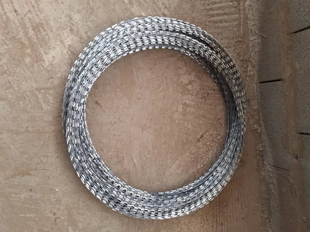 Instalación de alambre de púas